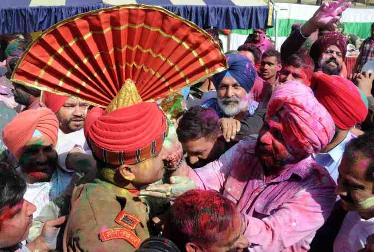 Punjabi Dance Bhangra Performance by BSF soldiers at Wagah Border with Navjot Sidhu