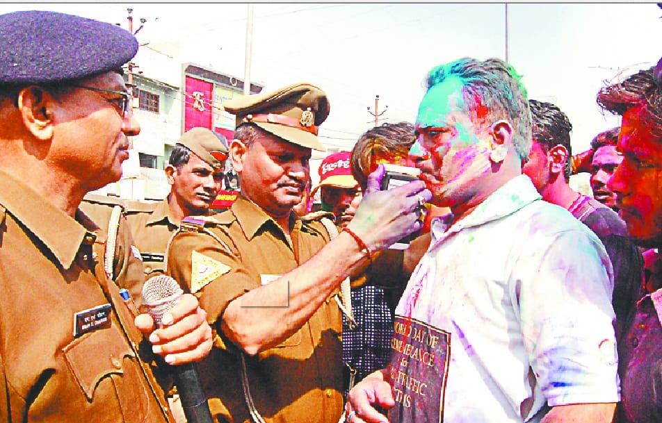 holi par har doosra aadmi nikla daarubaaj