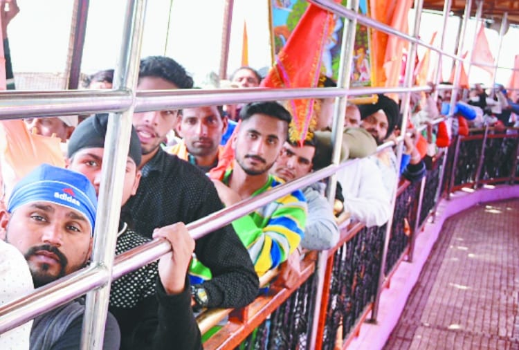 दियोटसिद्ध मंदिर में उमड़ा श्रद्धालुओं का सैलाब