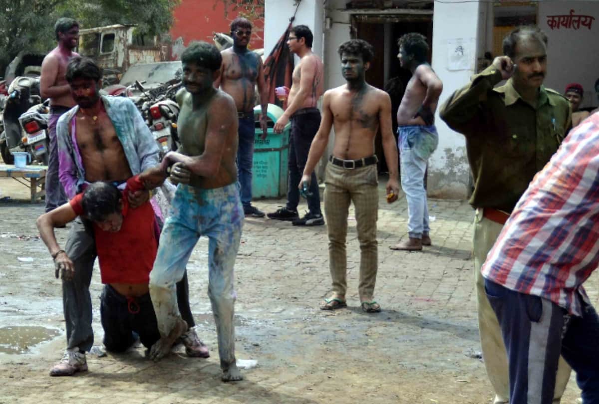 view pics of policemen who got drunk on holi at police station