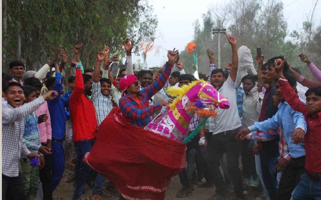 Abir-Gulam boasts plenty of colors