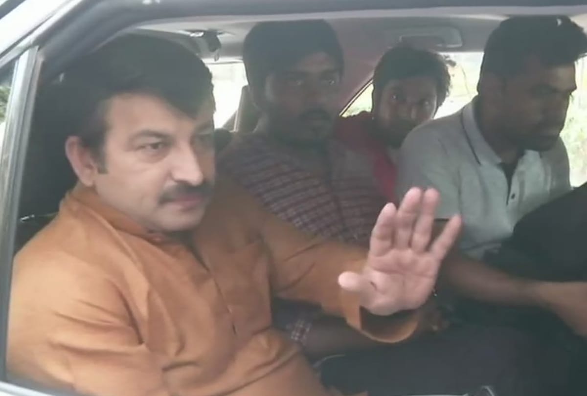 ssc paper leak: manoj tiwari met home minister rajnath singh who assured action