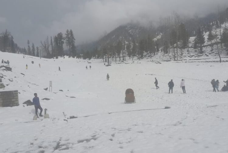 Fresh snowfall in Manali Rohtang Lahaul Himachal Pradesh