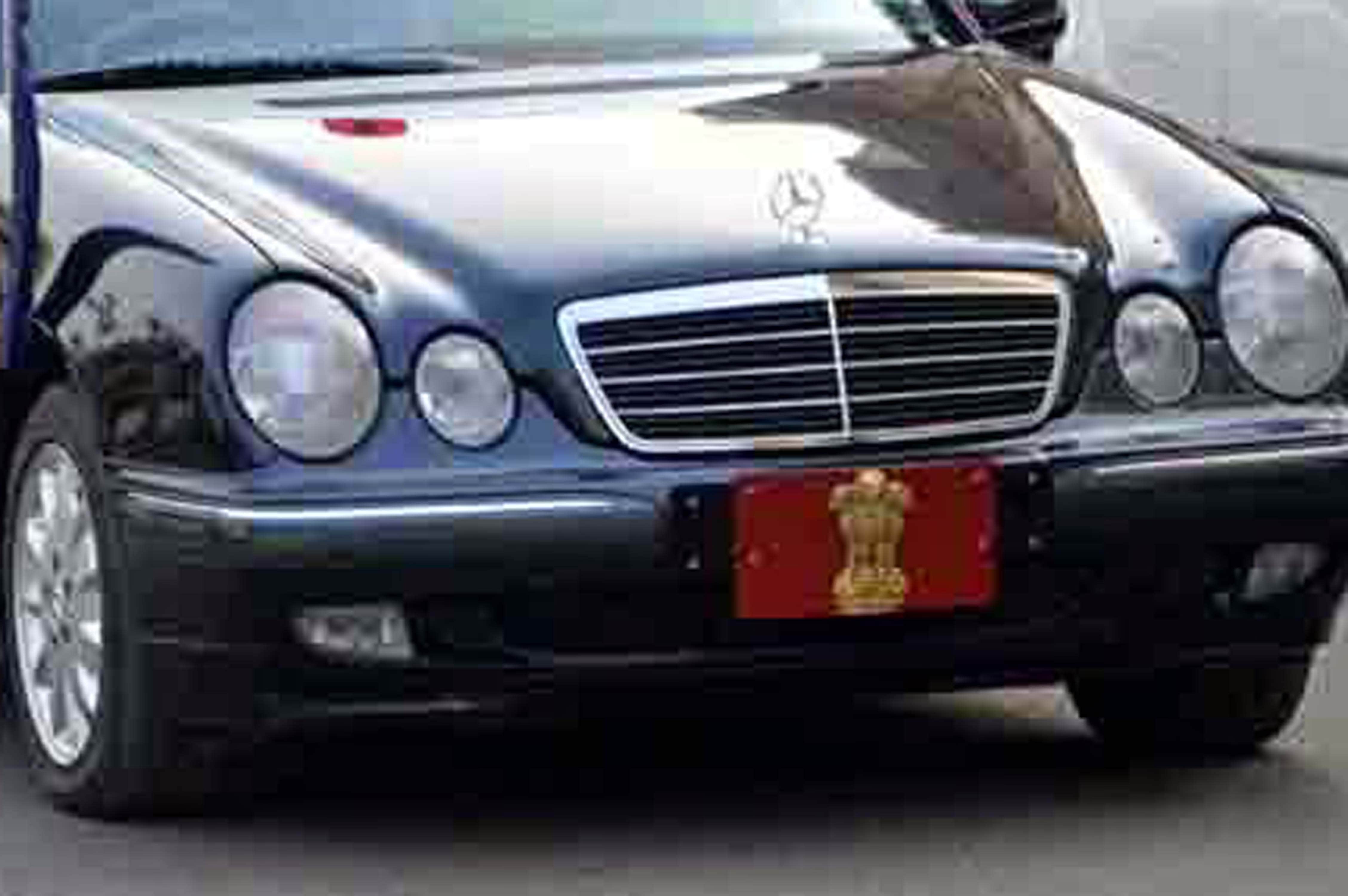 President Droupadi Murmu PM Narendra Modi Car Comparison Mercedes-Benz S600 Pullman Guard Range Rover Sentinel