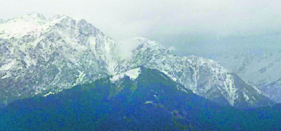 Snow fall on Munasariyi peaks