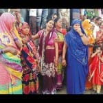 रोते बिलखते परिजन। 