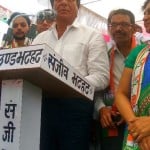 जनसभा को संबाेधित करते राजबब्बर।