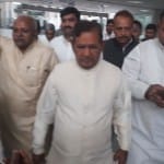 बाबतपुर एयरपोर्ट से बाहर आते  शरद यादव 