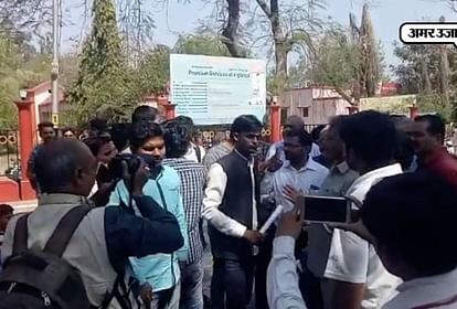 Students protest for scholarship in Bareilly of uttar pradesh 