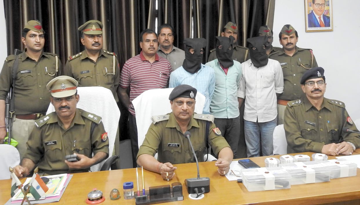 neighboure robbed with his friends