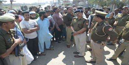 up: congress leader shot dead, police force deployed