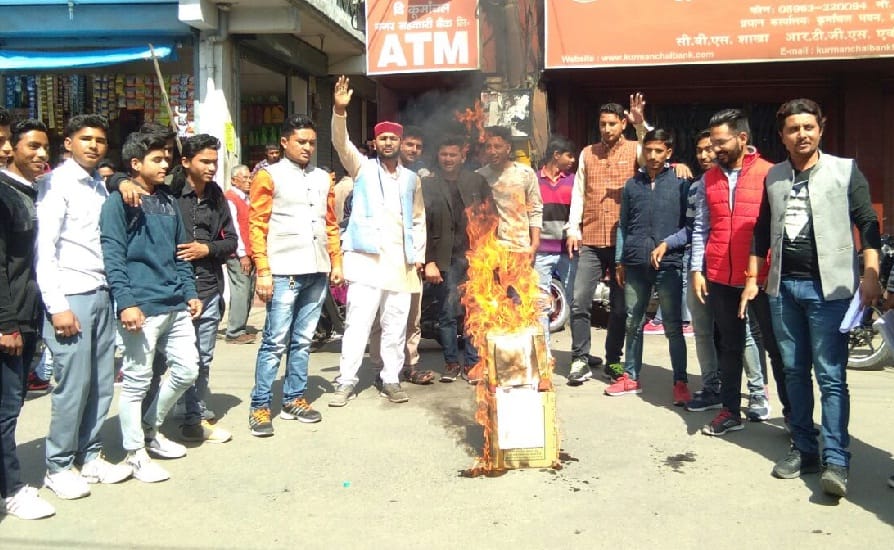 ABVP blows the effigy of SSC director