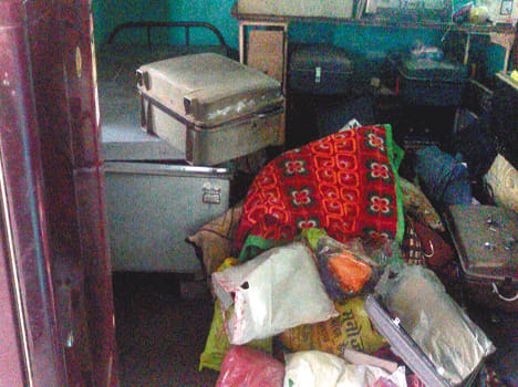 Theft of lakhs from the closed home of the health worker