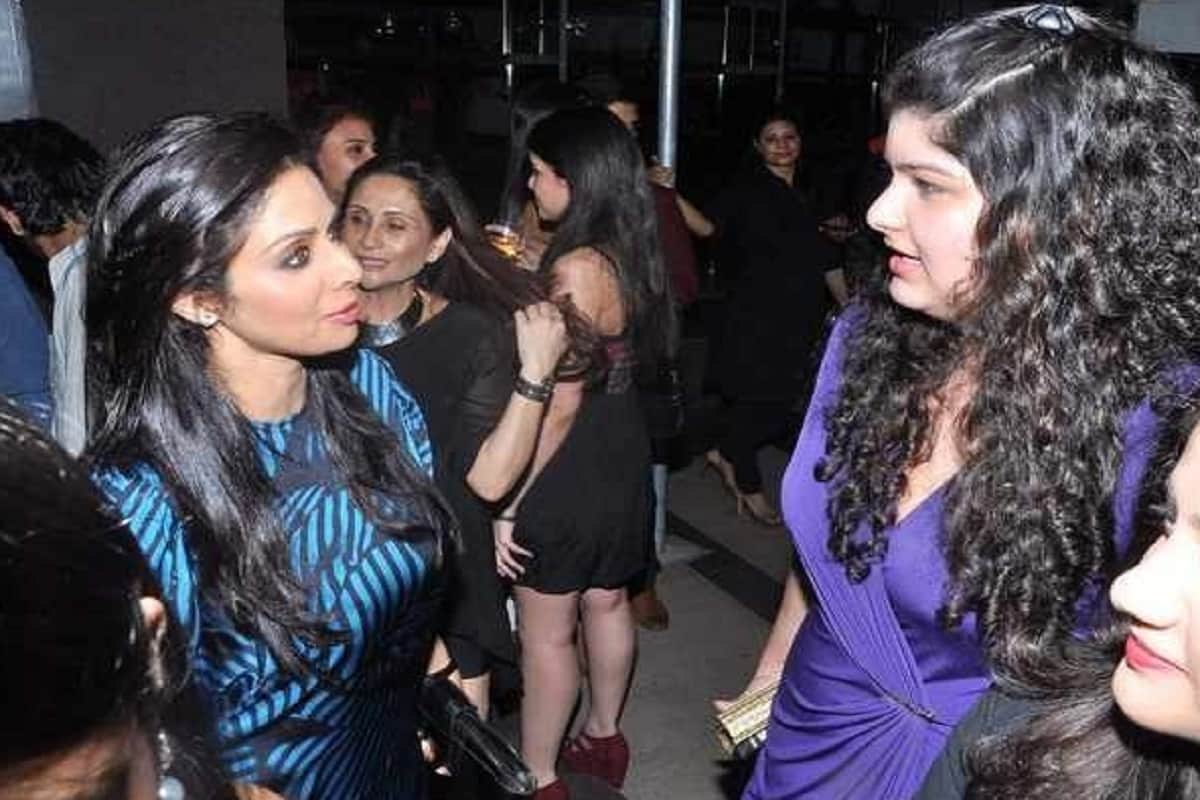 Anshula kapoor gives befitting reply to fan on abusing Jhanvi and khushi on social media