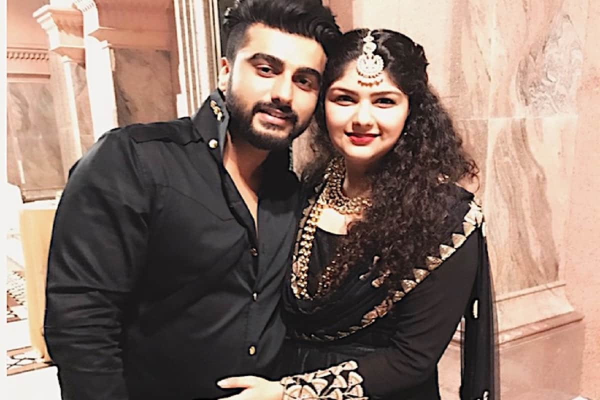 Anshula kapoor gives befitting reply to fan on abusing Jhanvi and khushi on social media