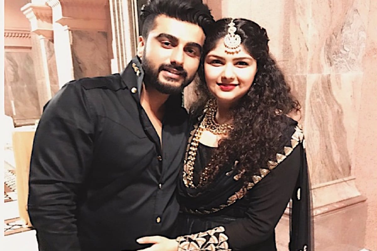 Anshula kapoor gives befitting reply to fan on abusing Jhanvi and khushi on social media