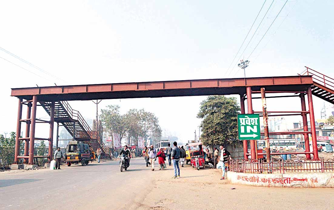 ओवर ब्रिज से गिरकर घायल