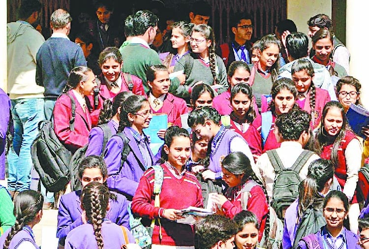 सैकड़ों छात्रों ने दी सीबीएससी की परीक्षा