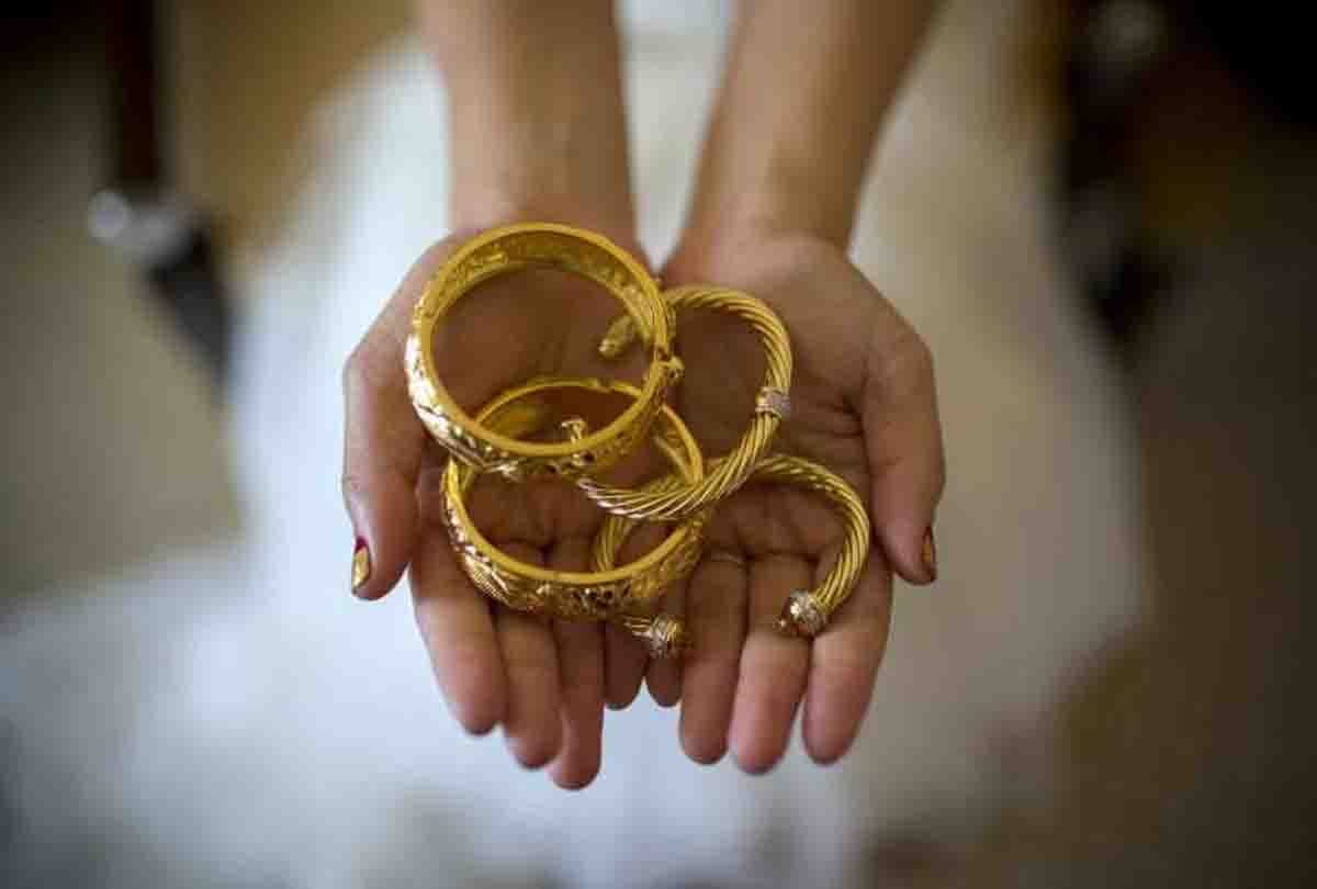 woman beaten by her husband for dowry in up 