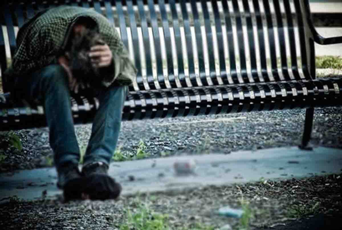 man reached police station and start weeping