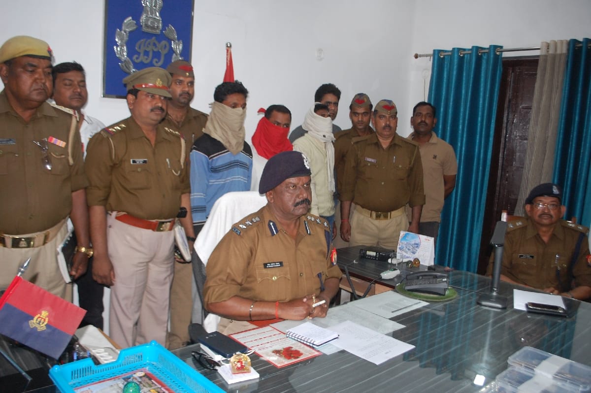 पुलिस ने तीन असलहा तस्करों को गिरफ्तार किया