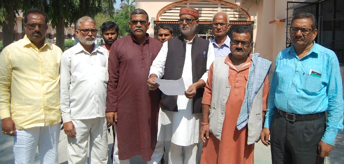 एडीएम को ज्ञापन सौंप चीनी मिल चलाने की मांग