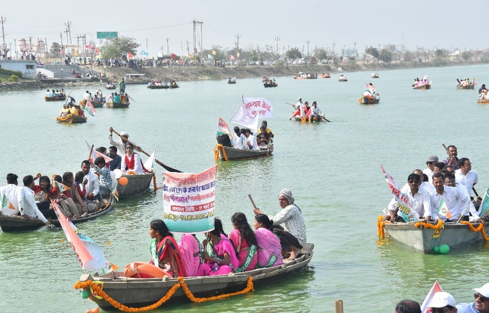 नाव चलाकर मतदान के प्रति किया जागरूक