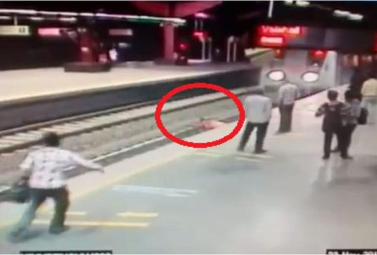 A 50-year-old man committed suicide in Kashmere Gate metro station at Delhi 