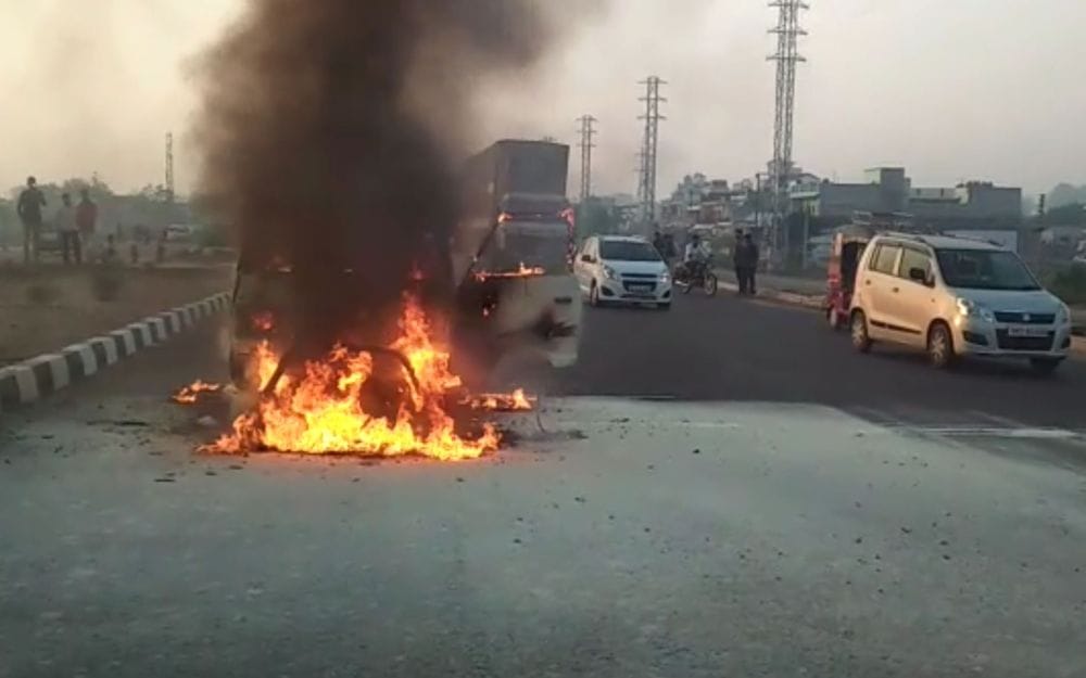fire in car on agra delhi highway 