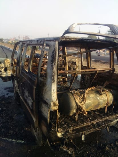 fire in car on agra delhi highway 
