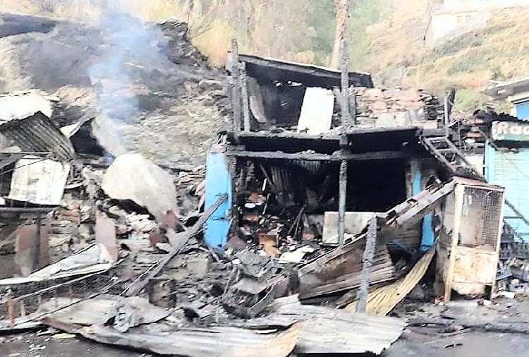 three shops on fire at jubbal shimla