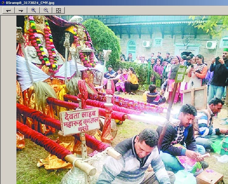 देवी-देवताओं ने की बाजार की परिक्रमा