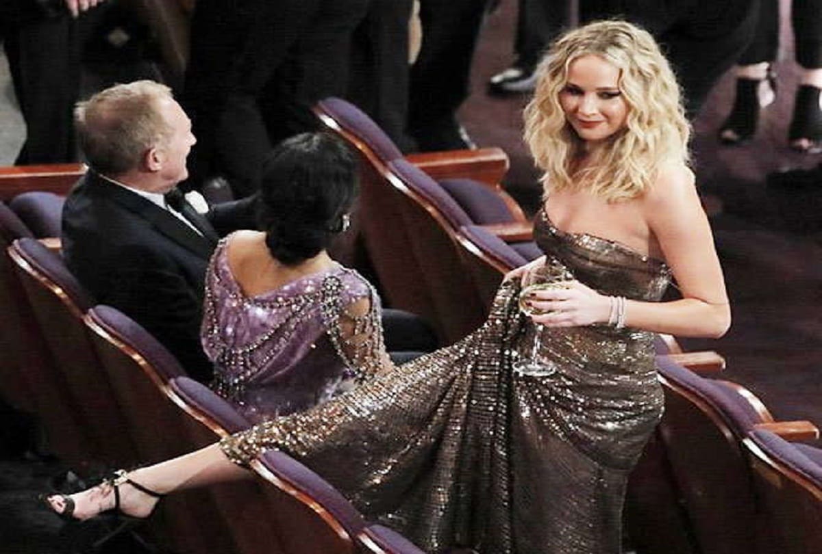 oscars 2018- jennifer lawrence come to attend oscars with glass of wine