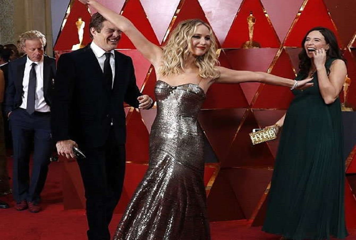 oscars 2018- jennifer lawrence come to attend oscars with glass of wine