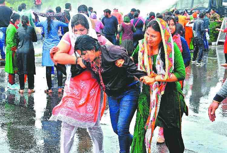police lathicharge on extension lecturers in panchkula