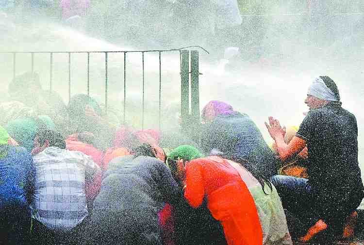 police lathicharge on extension lecturers in panchkula