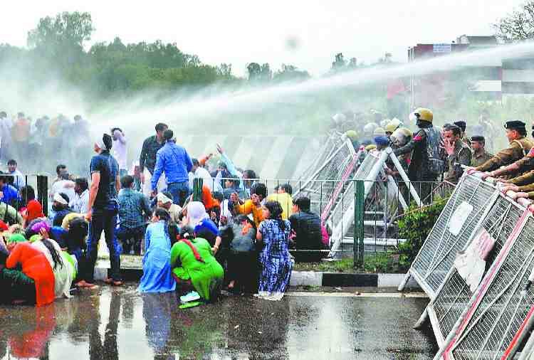 police lathicharge on extension lecturers in panchkula