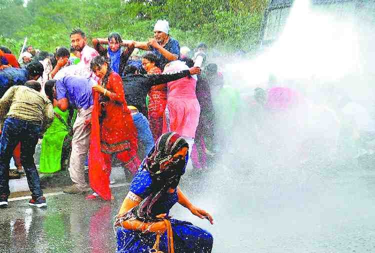 police lathicharge on extension lecturers in panchkula
