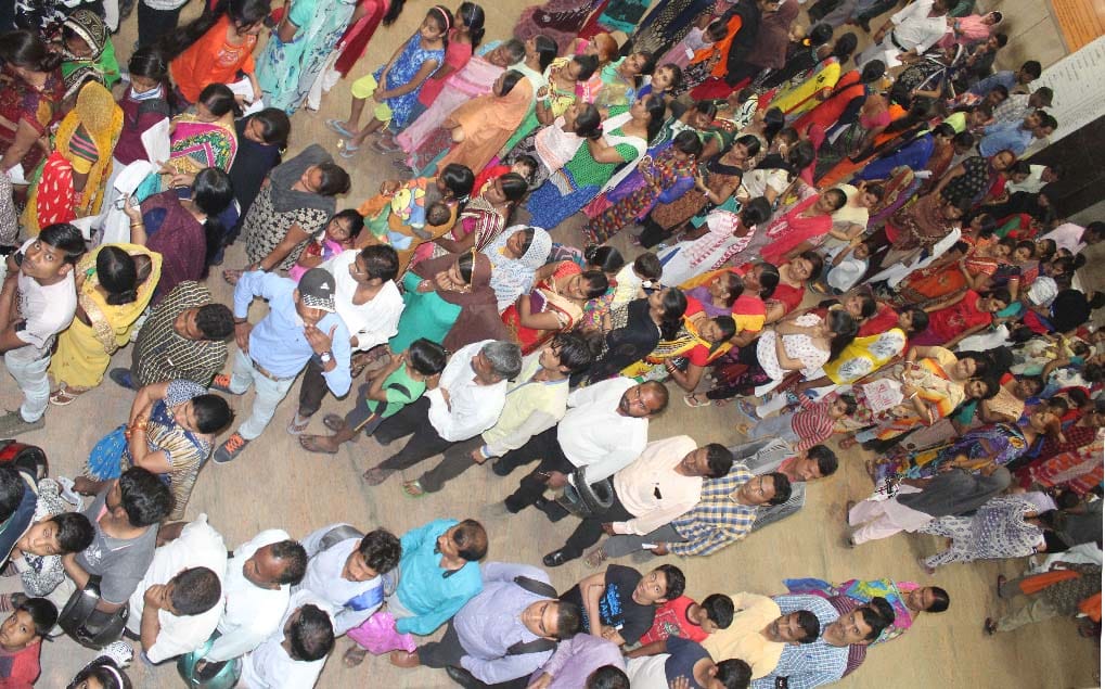 Struggling crowds in hospitals, wait hours for treatment