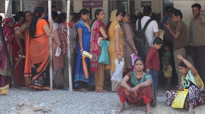 Struggling crowds in hospitals, wait hours for treatment