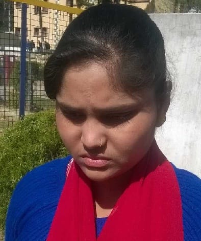 कूड़े में धमाका, छात्रा घायल