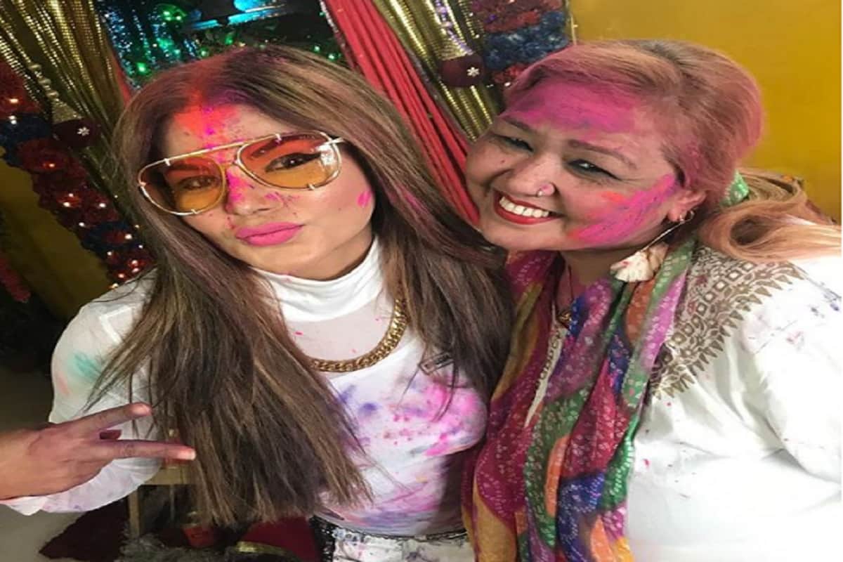 Rakhi sawant dances on holi after sridevi death, trolled by fans on social media