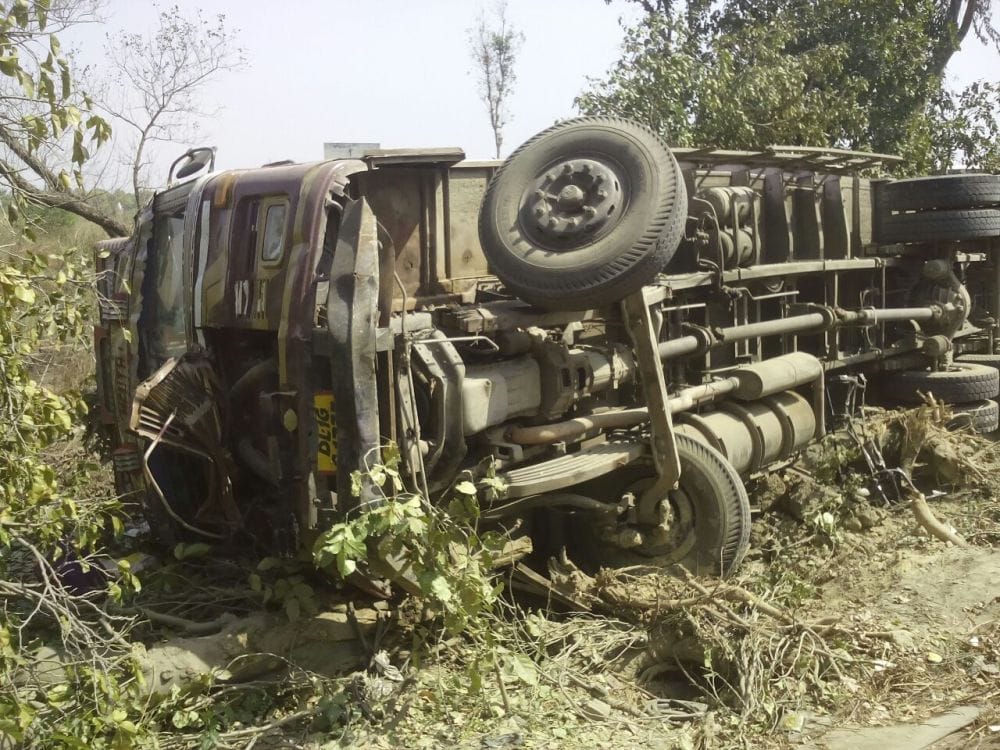 ट्रक की चपेट में आए बाइक सवार दो लोगों की मौत
