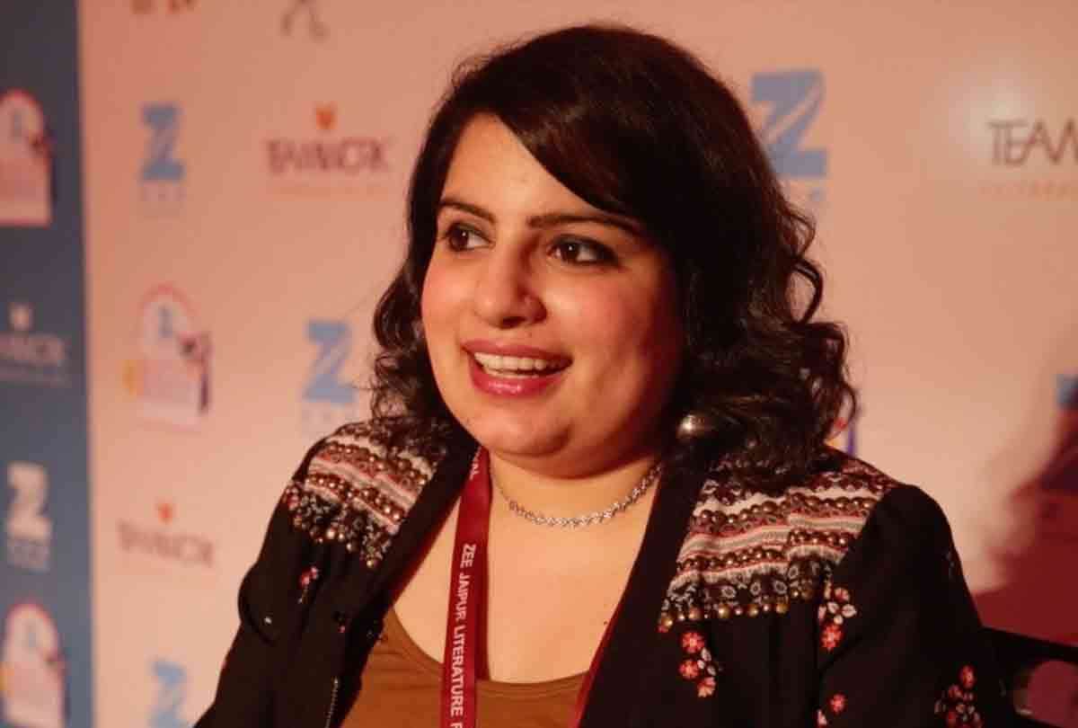 mallika dua give answer to the person who troll her for her inner wears