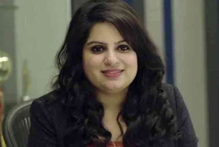 mallika dua give answer to the person who troll her for her inner wears