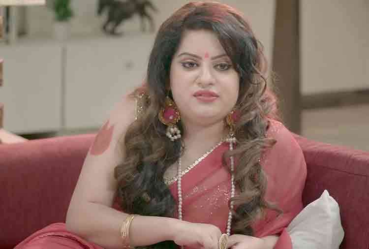 mallika dua give answer to the person who troll her for her inner wears