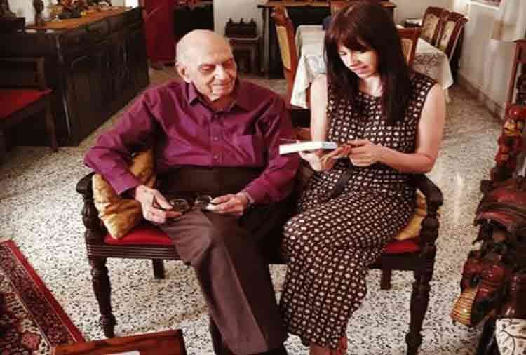 kalki koechlin shared a photo with a famous sexologist in social media