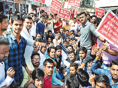Candidates on the street against SSC
