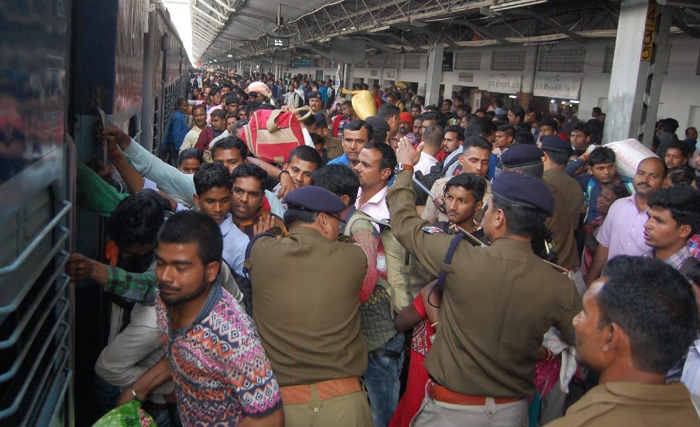 गोरखधाम एक्सप्रेम में चढ़ने के लिए धक्कामुक्की