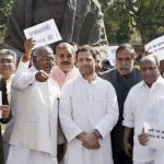 मोदी सरकार के खिलाफ प्रदर्शन करते कांग्रेस के नेता
